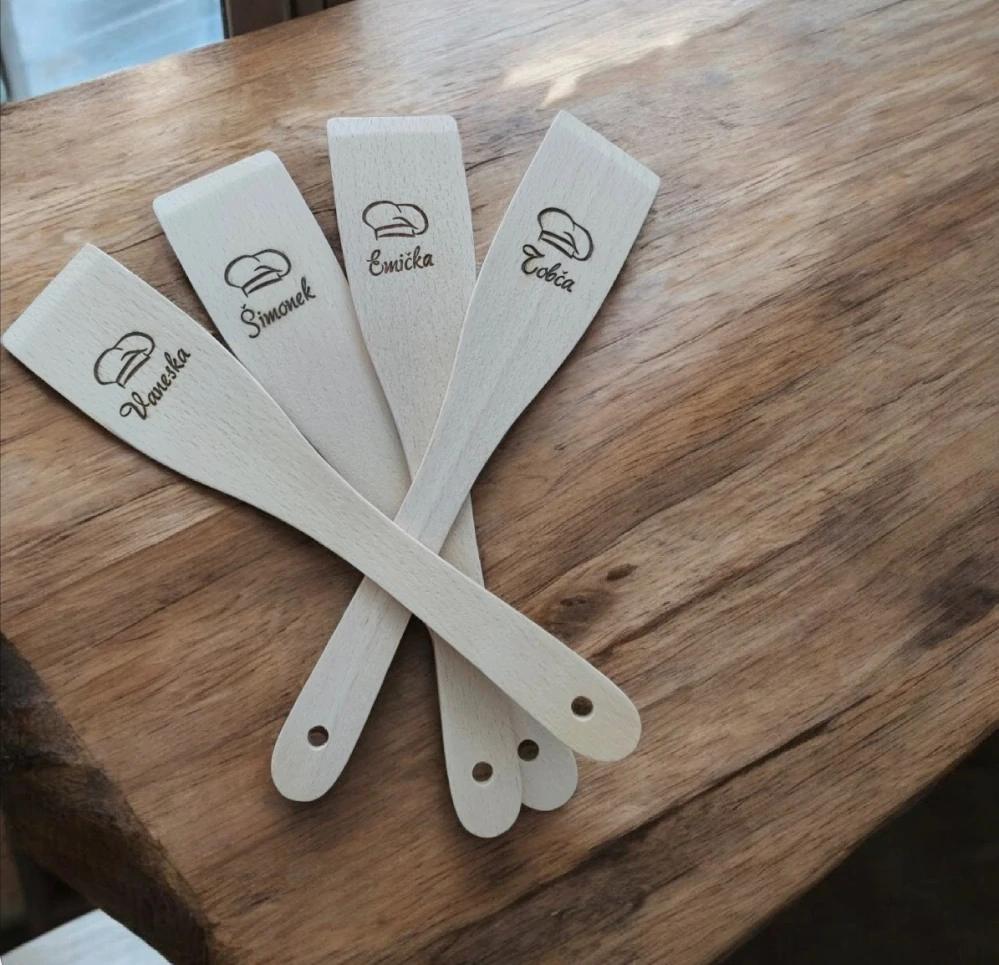Dřevěná vařečka s gravírováním