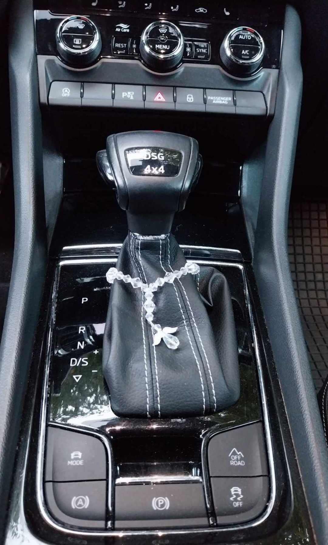 Růženec do auta na řadící páku