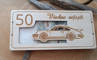 Dřevěná obálka na peníze jako příspěvek na auto nebo ŘP