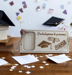 Dřevěná obálka na peníze k maturitě